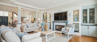 Lakeside Villa – Luxury Waterfront Retreat with Skyline Views