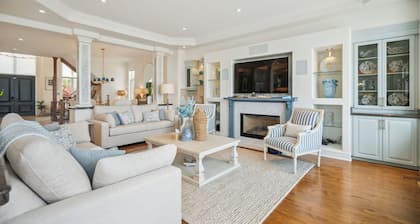 Lakeside Villa – Luxury Waterfront Retreat with Skyline Views