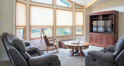 "Cozy Tabernash Retreat - Full Kitchen, Near Trails , Hot Springs, and Resort."