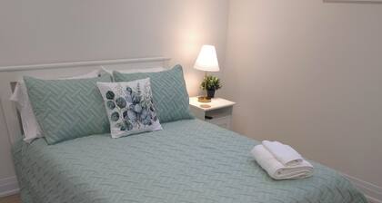 PEACEFUL TRANQUIL HAVEN PRIVATE DOUBLE ROOM 7 BY LAKE, SHOPPING, AND RESTAURANTS