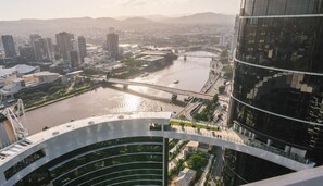 A modern urban landscape with a river, bridges, and high-rise buildings. - Facehome QWR (Brisbane)