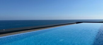 Apartment with sea views and infinity pool, ideal for families.