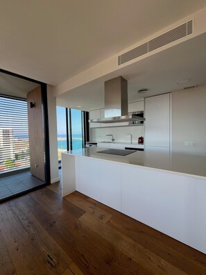 Kühlschrank, Mikrowelle, Ofen, Geschirrspüler