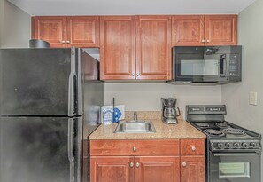 Een koelkast, een kookplaat