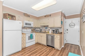 Kühlschrank, Mikrowelle, Ofen, Herdplatte