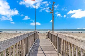 Plage, chaises longues, serviettes de plage