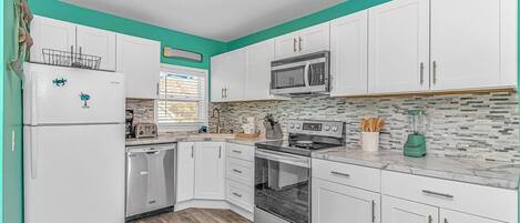 Jääkaappi, mikroaaltouuni, uuni, liesi