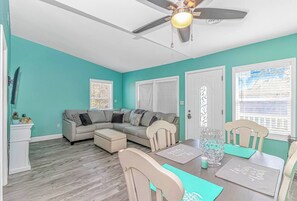 TV - Spacious 6-BR Beach Cottage (North Myrtle Beach)