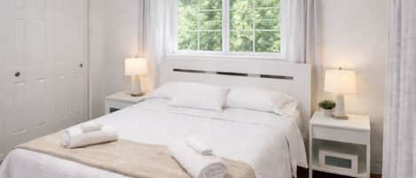 3 slaapkamers, een strijkplank/strijkijzer, gratis wifi, beddengoed