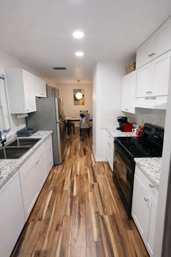 Refrigerador, microondas, horno y parrilla de estufa 