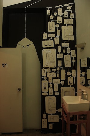 Gemeinsamer Standard-Schlafsaal, Mehrere Betten, Terrasse, Erdgeschoss | Badezimmer