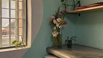 Dormitorio compartido estándar, varias camas, patio, planta baja | Cocina compartida | Refrigerador, microondas, horno y parrilla de estufa