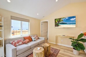 Smart TV - Luxury 1-bedroom house 5 blocks to pier in wonderful Oceanside awaits! (Oceanside)