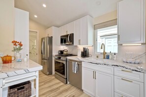Fridge, microwave, oven, stovetop - Luxury 1-bedroom house 5 blocks to pier in wonderful Oceanside awaits! (Oceanside)
