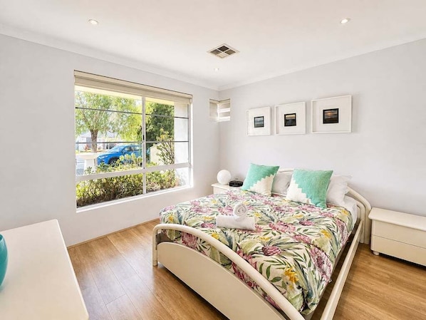 4 bedrooms, WiFi, bed sheets