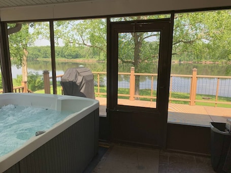 Terrace/patio. CHIPPEWA RIVER RETREAT-DURAND