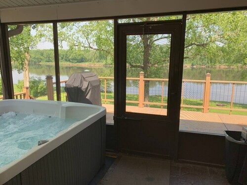 Chippewa Riverfront Retreat Sleeps 8 and Hot Tub