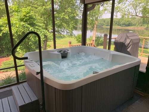 Chippewa Riverfront Retreat Sleeps 8 and Hot Tub