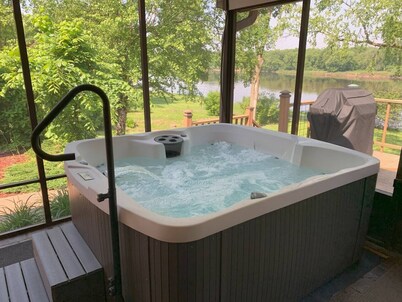 Chippewa Riverfront Retreat Sleeps 8 and Hot Tub