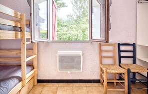 2 bedrooms, iron/ironing board, free WiFi
