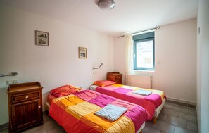 2 chambres, fer et planche à repasser, lit de bébé portatif