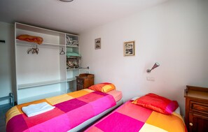 2 quartos, ferros/tábuas de passar roupa, berço de viagem