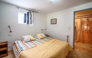 3 bedrooms, iron/ironing board, travel crib