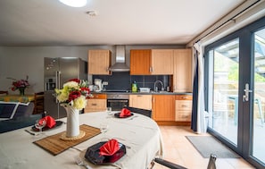 Fridge, oven, stovetop, dishwasher