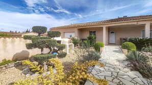 A courtyard with a stone pathway, a water feature, and various plants. - Cozy home in Cessenon sur Orb (Cessenon sur Orb)