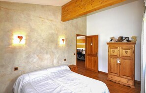 5 bedrooms, travel cot, free WiFi - 5 bedroom amazing home in Réal (Réal)