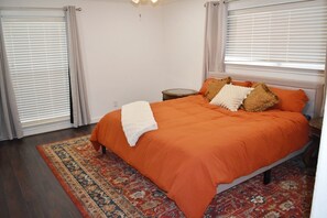 4 bedrooms, iron/ironing board, WiFi, bed sheets