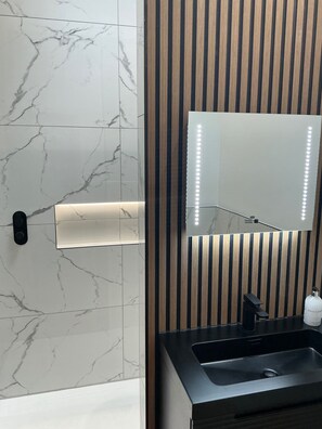 Ducha, secador de pelo, toallas