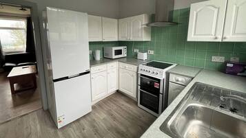 Kjøleskap, mikrobølgeovn, ovn og kokeplater