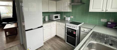 Kjøleskap, mikrobølgeovn, ovn og kokeplater