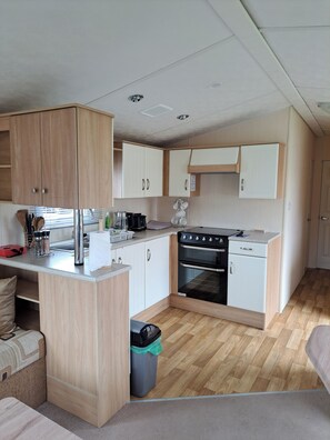 Fridge, microwave, oven, stovetop - Tranquil Lodge Retreat in Scunthorpe Countryside (Scunthorpe)