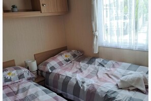 4 bedrooms, iron/ironing board, WiFi, bed sheets - Tranquil Lodge Retreat in Scunthorpe Countryside (Scunthorpe)