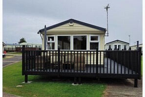 Exterior - Tranquil Lodge Retreat in Scunthorpe Countryside (Scunthorpe)