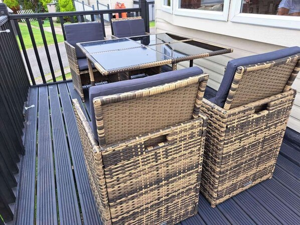 Outdoor dining - Tranquil Lodge Retreat in Scunthorpe Countryside (Scunthorpe)