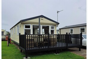 Exterior - Tranquil Lodge Retreat in Scunthorpe Countryside (Scunthorpe)