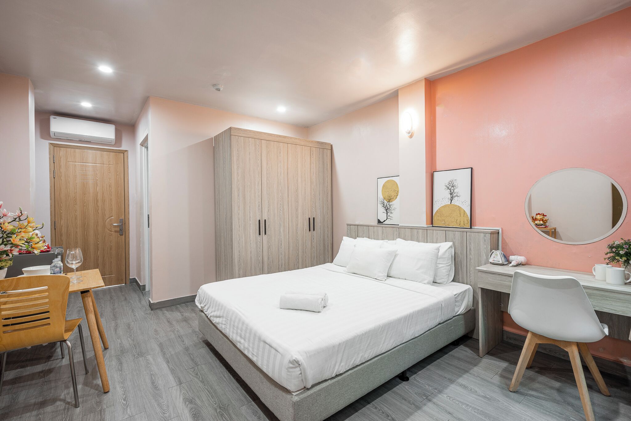 Un dormitorio moderno con cama, escritorio, silla y armario.