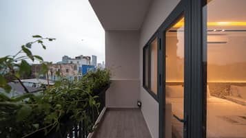 Executive Studio Suite | Desk, laptop workspace, iron/ironing board, free WiFi