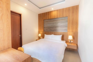 Villa, 2 Bedrooms | Meja, ruang kerja komputer riba, Wi-fi percuma, cadar katil