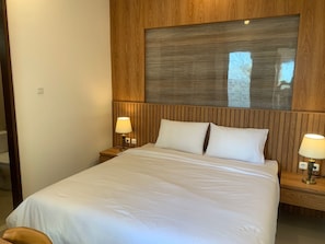 Desk, laptop workspace, WiFi (free), bed sheets - Villa Bluete (Tabanan)