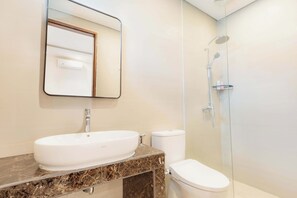 Villa, 2 habitaciones | Baño | Regadera, amenidades de baño gratuitas, toallas, jabón