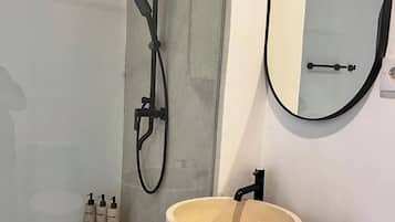 Secador de pelo, toallas, jabón y papel higiénico
