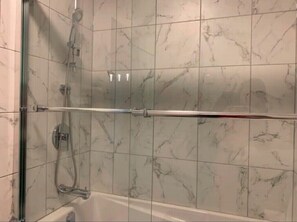Dusche, Haartrockner, Bidet, Handtücher
