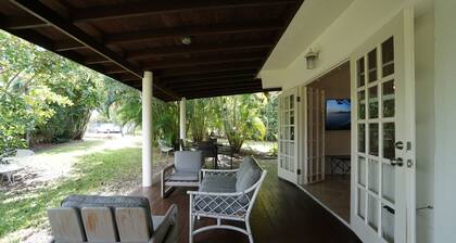 Designer Loft on Queen W | 10ft ceilings, parking