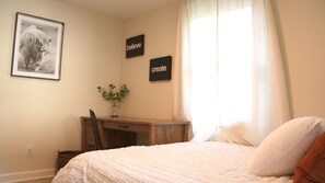 2 bedrooms, WiFi, bed sheets - Fenced Yard, In-Unit Washer & Dryer 7 Minutes from CLT Sleeps 4 (Charlotte)