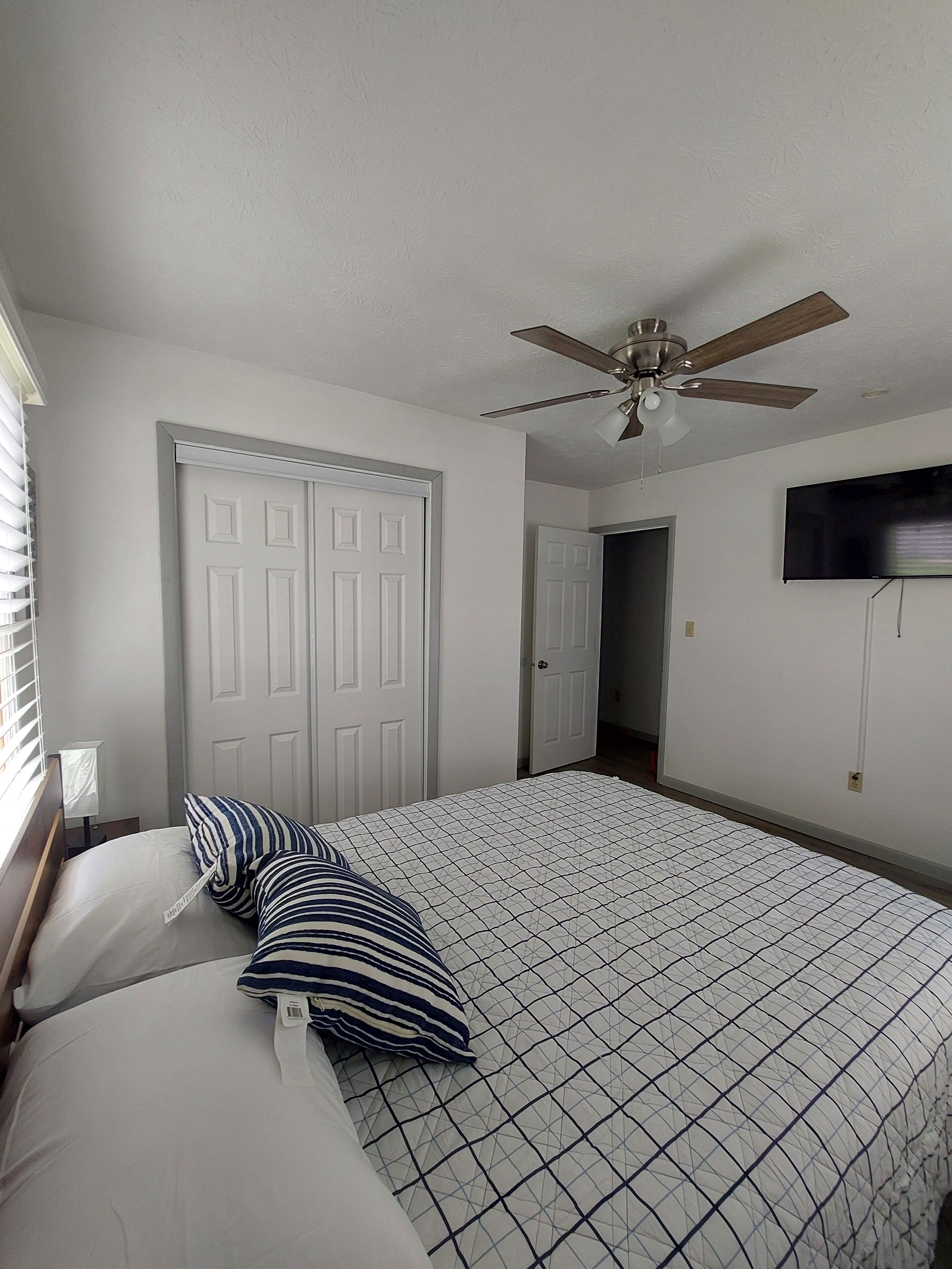 3 habitaciones, tabla de planchar con plancha y cuna de viaje 