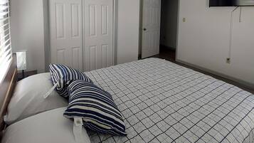 3 habitaciones, tabla de planchar con plancha y cuna de viaje